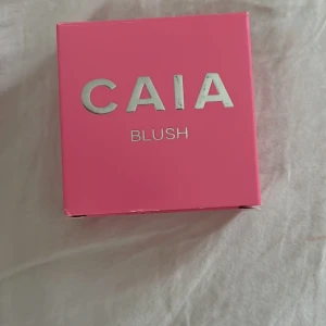 Caia matte blush - Helt oöppnad och oanvänd blush från Caia i färgen cake pop. Färgen finns inte längre att köpa på Caias hemsida. Nypris 245kr