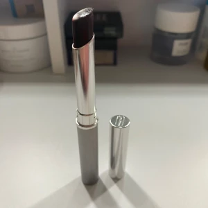  Black Honey läppstift från clinique - Snyggt läppstift från Clinique i nyansen Black Honey. Den har en elegant, mörk färg som ger en naturlig look. Perfekt för att ge läpparna en subtil men sofistikerad touch.