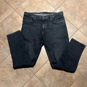 Svarta jeans - Snygga svarta/gråa jeans från Massimo Dutti i nyskick (tapered fit). De har en normal passform och är tillverkade i ett slitstarkt material. Perfekta för en stilren look, passar dig som är runt 1,83-1,86.  Mvh William🙌🏼