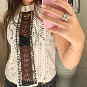 Vit spetsblus med svart detalj - Snygg vit blus med spetsdetaljer och svart genomskinligt framtill💘 storlek m men passar även xs-s