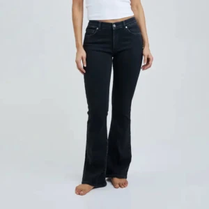Low waist jeans😇💓 - Säljer dessa svarta Low waist bootcut jeans från Bikbok💓har tyvärr blivit för små men är i bra skick men har lite slitningar längst ner på baksidan av jeansen💓😇