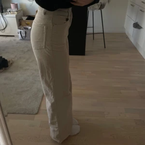 Beige manchesterbyxor - Snygga beige manchesterbyxor med hög midja och bootcut-stil. Perfekta för en trendig och avslappnad look. 