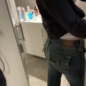 Low waist bootcut True religion jeans  - Så sjuuukt snygga, köptes second han i Berlin men är tyvärr för små för mig så behöver säljaaa 🙏🙏 de är lowwaist o bootcut, är W26 och passar mig perfekt perfekt i längden jag är 178cm, jag har vanligtvis W28. Skriv endast om du är intresserad!!