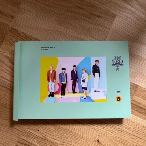 SHINee WORLD IV OOP (taiwanese version) - Köpt begagnad på ebay för flera år sedan för 2 300kr. Fint skick, se bilder för några små skavanker. Svår att få tag i! Inget pc, allt som finns med på bilden är det som ingår (skivorna syns inte inser jag nu men de ingår givetvis ahha)