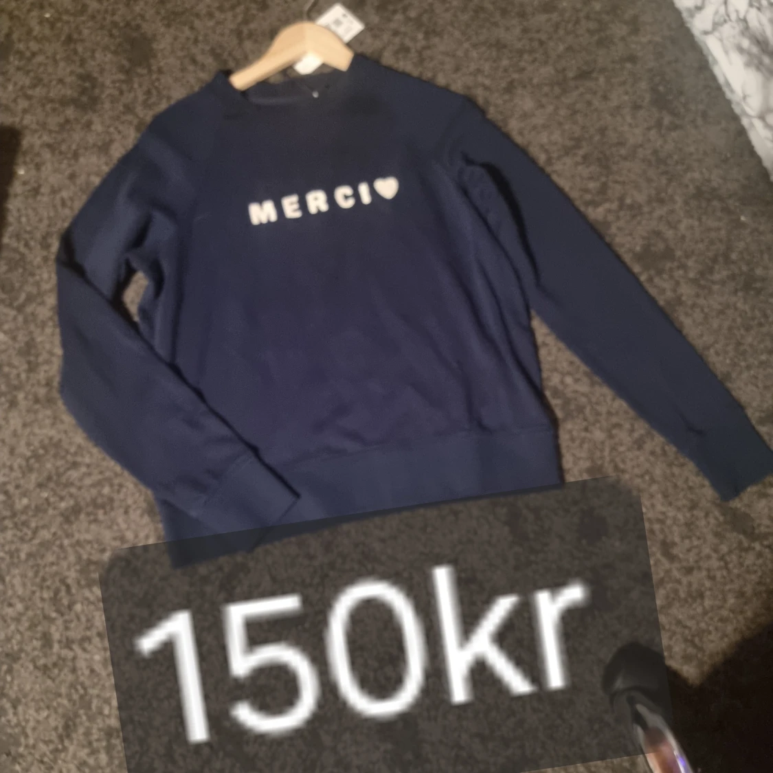 Mörkblå tröja med texten 'MERCI' - 90