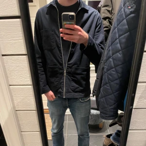 Riley overshirt  - Säljer en stilren mörkblå overshirt från Riley. Storlek M men passar också S. Jackan är in princip nyskick. Hör av dig vid frågor! 😁