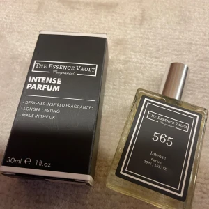 Intense Parfum 565 från The Essence Vault - Intense Parfum 565 från The Essence Vault är en designerinspirerad doft som lovar långvarig effekt. Flaskan rymmer 30 ml