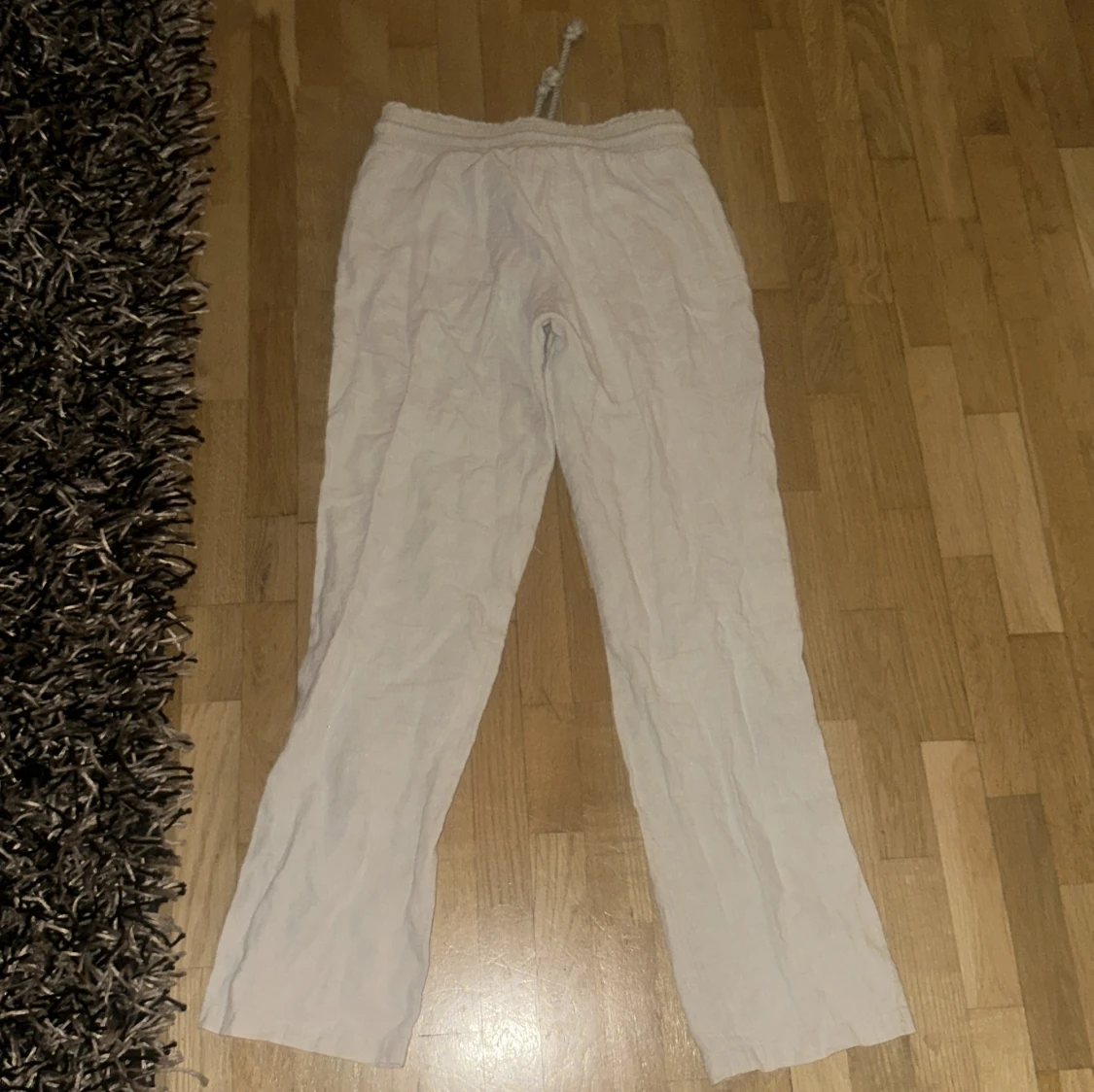 Beige linnebyxor med snörning - 90