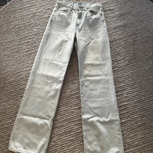 Ljusa jeans från Dr. Denim - Snygga high waist ljusa jeans från Dr. Denim 👩‍⚕️👨‍⚕️med en avslappnad passform. De har slitna detaljer vid fickorna och en klassisk femficksdesign. Perfekta för en casual look.😎