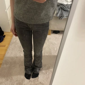 Grå jeans från Perfect Jeans - Snygga grå jeans från Perfect Jeans med en klassisk bootcut-stil. De har en mid waist. Säljer för att de är för långa💓