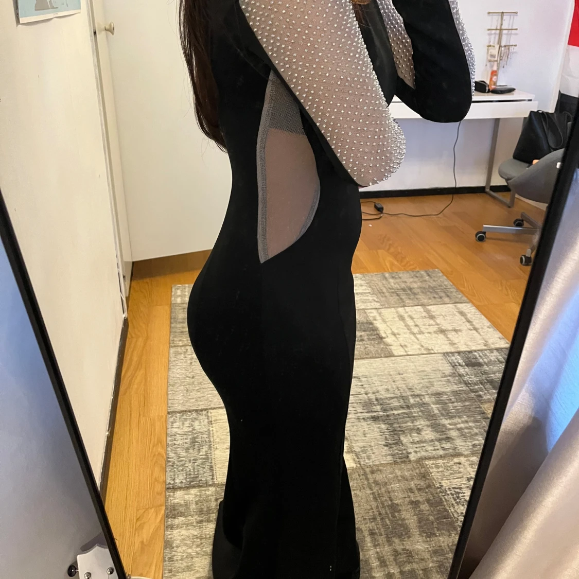 Svart långklänning med pärldetaljer - 90