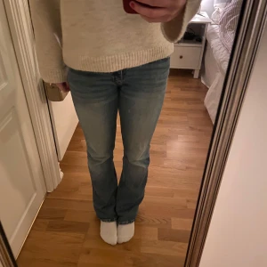 Blå bootcut jeans - Snygga blå bootcut jeans med låg midja. Perfekta för en avslappnad stil. De har en klassisk femficksdesign och en bekväm passform. Från Gina Young i storlek 164 och de passar bra på mig som är ungefär 1,60. 