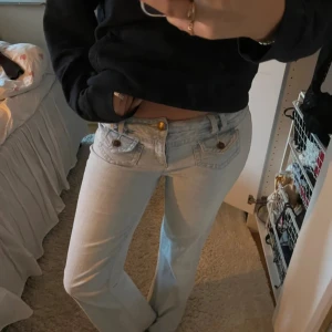 Ljusblå bootcut jeans - Snygga ljusblå bootcut jeans med låg midja. Perfekta för en avslappnad eller uppklädd stil.  Passar bra till både sneakers och klackar. Storlek S/M. Kan diskutera priset! 