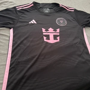 Inter Miami Tröja - Den har använts ett väldigt fåtal gånger men passar väldigt fint på dig som har storlek S och M. 