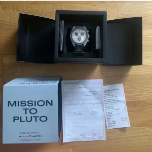Omega x swatch mission to Pluto  - Hej jag sälje min mission to Pluto klocka, klockan är i super bra skick och inga tecken på användning 
