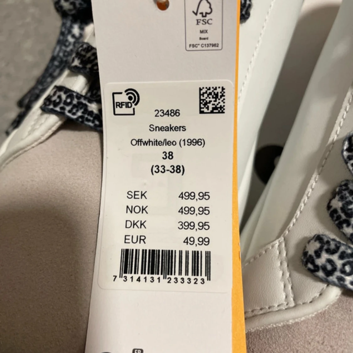 Vita sneakers med stjärndetaljer - 93