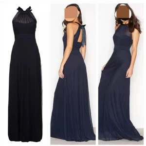 Mörkblå långklänning med knytband  - Elegant mörkblå långklänning med halterneck och knytband i ryggen. Klänningen har en vacker plisserad detalj vid halsen och är ärmlös. Perfekt för en formell kväll. Klänningen är köpt från Nelly och är endast använd 1 gång. Klänningen är avklippt och passar för någon som är 150-160 cm lång 