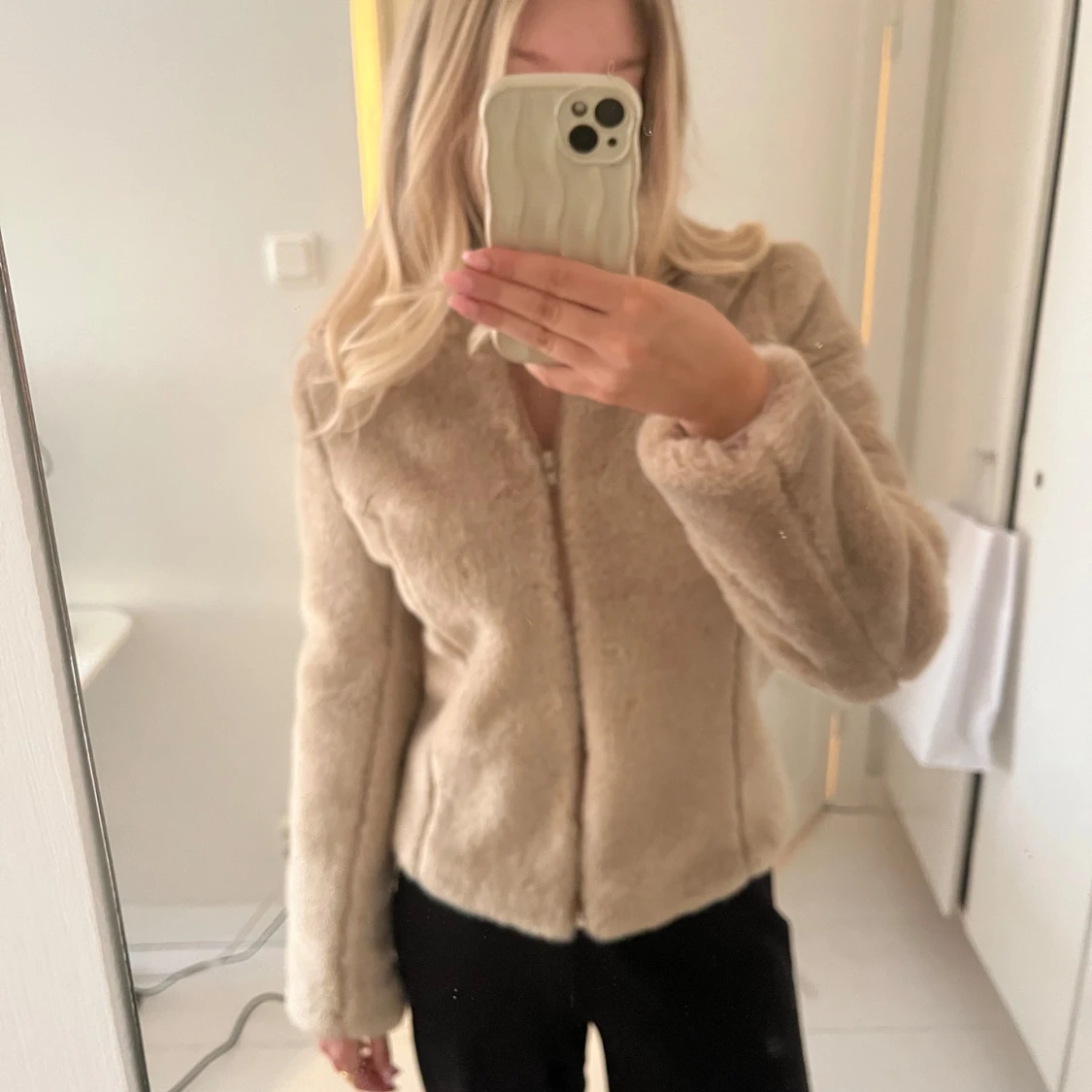 Beige pälsjacka från Randigarutan