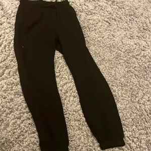 Svarta mjukisbyxor från Amisu - Säljer ett par svarta mjukisbyxor från Amisu. Byxorna har en bekväm passform med resår och snörning i midjan. Perfekta för en avslappnad stil.