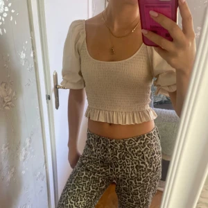 Beige topp - Säljer denna super söta lite croppade toppen/blusen💖 storlen 34 från NAKD  Aldrig använd, endast testad⭐️