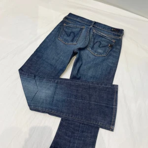Lågmidjade bootcut jeans i vintage stil🤩 - Kan ej ta bild med dem på eftersom jag inte kommer i dem!!! Midja 36 cm rakt över, gren 18 och innerben 75 cm💕märkta som W25 vilket är som XXS