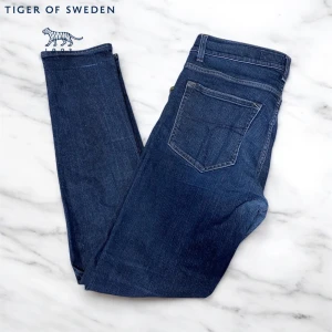 Tiger of Sweden Jeans - Riktigt snygga Tiger of Sweden jeans i modell Evolve slim fit | skick 7/10 Slitna vid skrevet samt framficka | nypris 1800