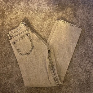 Grå jeans från Hope - Snygga grå jeans från Hope med en klassisk design. De har en rak passform och är perfekta för en stilren look. Jeansen har en traditionell femficksmodell och är tillverkade i ett slitstarkt material.
