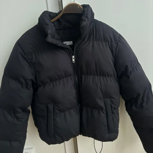 Svart pufferjacka från Urban Classics - Säljer en svart pufferjacka från Urban Classics i storlek xs. Priset kan diskuteras!