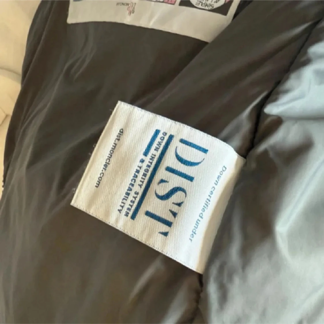 Grå dunjacka från Moncler - 92