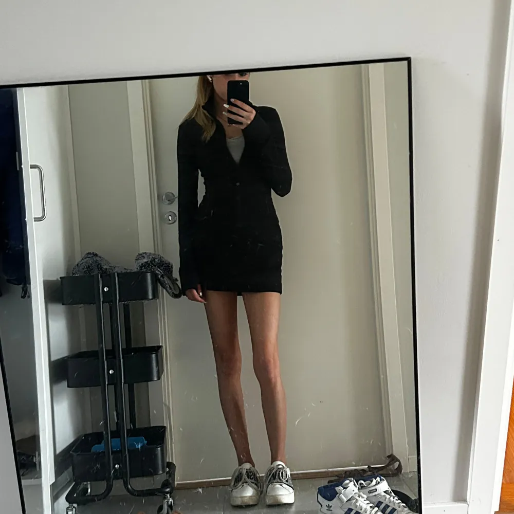 Säljer en svart Lululemon jacka i nyskick, använd en gång. . Mekot.