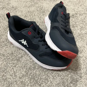 Skor från Kappa - Fina träningsskor. Aldrig använda. Hör av dig vid frågor. 