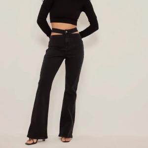 Svarta bootcut jeans - Snygga svarta bootcut jeans med unik design. Oanvända 