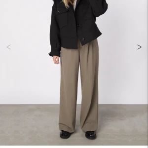 Svart meotine jacka - Säljer nu min svarta meotine jacka då den inte kommer till andvänding. Jackan är i stort sätt helt ny inga skador över huvudtaget köpt för 3000kr för cirka ett år sedan. Skriv för egna bilder