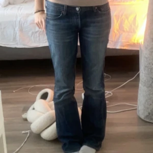 Snygga lågmidjade bootcut jeans - Jätte snygga jeans som inte kommer till användning längre. Har några slitningar nertill men annars inga defekter! Köpta för 900kr