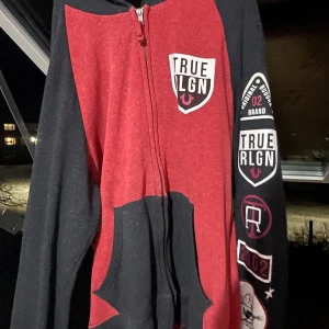 Röd och svart hoodie från True Religion - Hoodie från true religion i perfekt skick
