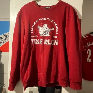 True religion sweatshirt - Sweatshirt av märket true religion, fin neutral färg med calm print. Perfekt tillstånd