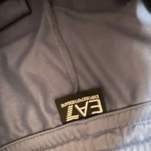 Blåa mjukisbyxor från Emporio Armani (EA7) - Ett par fina EA7 mjukisbyxor i nyskick, aldrig använda (endast testade), väldigt sköna och fina, de är i storlek M men passar även S!!