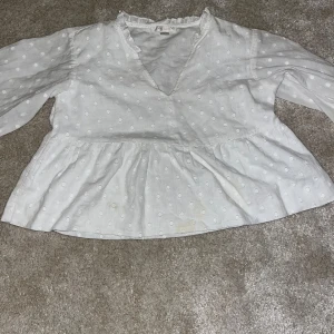 Blus - En vit blus från Gina tricot Young i storlek 134/140 den är i bra skick har använt några gånger men ja användas mycket mer säljer den för att den har blivit för liten så när jag tog bilden så är den ju mycket mer magtröja än vad den ska ha.💗🙌🏻