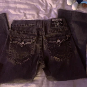 True religion jeans - Snygga lågmidjade trueys fint skick skriv för fler bilder elr mått priset kan diskuteras💞