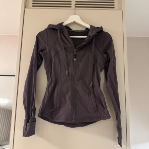 Define jacket lululemon - Snygg define jacka från lululemon med luva. Jackan har en tight passform och långa ärmar, perfekt för träning eller till vardags! Använd fåtal gånger 🫶🏻 har även matchande shorts till