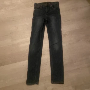 Mörkblå jeans från hm - Säljer ett par mörkblå jeans från hm knappt använd och är i bra skick, 50 frakt