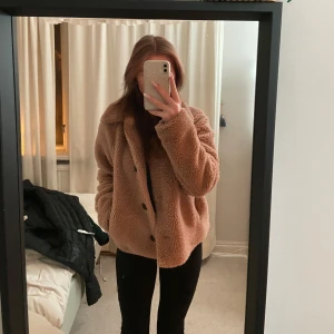 Beige/Brun teddyjacka - Mysig beige teddyjacka med bruna knappar, fluffig och håller värmen bra från only.