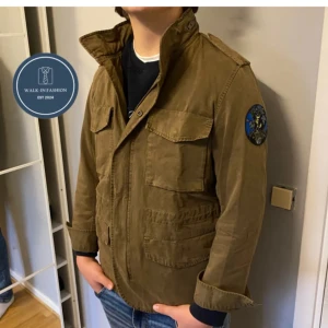 Zadig & Voltaire Fieldjacket (HELT NY) - Säljer en helt ny, oanvänd Zadig & Voltaire Fieldjacka med alla lappar kvar hängandes. Storlek : M | Modellen på bild är 185cm lång & väger 80kg, skulle passa en mindre person bättre |  Nypris på Fieldjackan är 5200kr och vi säljer för 1345kr | Tveka inte på att höra av dig vid fundering 💭 