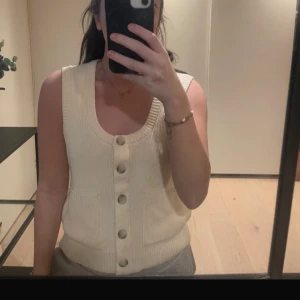Vit stickad väst med knappar från Zara  - Säljer en stilren vit stickad väst med stora knappar framtill. Från zara storlek S ❤️