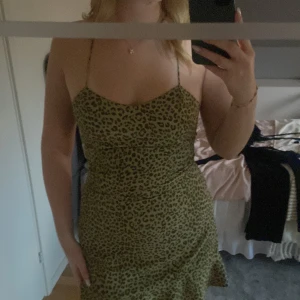 Leopardmönstrad klänning med smala axelband - Trendig leopardmönstrad klänning med smala axelband och korsad rygg.💚passar S och M
