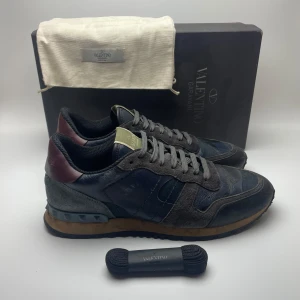 Valentino rockrunners  - Hej! Säljer nu dessa super snygga och populära valentino rockrunners. Allt og medföljer! Fint skick! Hör av dig vid frågor