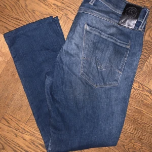 Replay Anbass - Jag säljer ett par chill Replay jeans i den eftertraktade modellen ”Anbass”. Brallorna är smått använda och tidigare ägaren har sytt upp dom så att dom nu passar som 30-31 i längden. Därför säljer jag för lite lägre pris. Orginal priset på brallorna är 2700kr❌ jag säljer för endast 249kr!🔥 (Pris kan självklart diskuteras!) Skriv vid minsta fundering eller vid intresse av mer bilder!