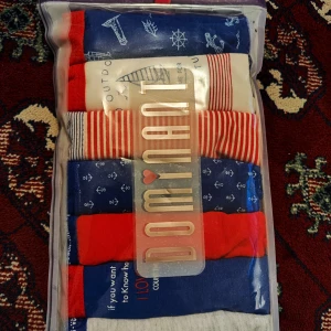 Flerpack trosor från Dominant - Säljer ett flerpack trosor från Dominant med marint tema. Trosorna har mönster av ankare och skepp i blått, rött och vitt. Perfekt för den som gillar nautiska detaljer! 100%bomull på trosor 