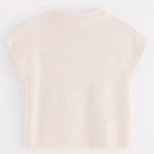 Beige stickad tröja - Säljer nu denna vit beiga jätte snygga stickade toppen från Lindex som är slutsåld. Säljer då den är för kort, använd en gång så den är i fint skick. ❤️