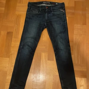 Replay Anbass - Replay Jeans i modellen anbass riktigt snygga utan några större defekter!